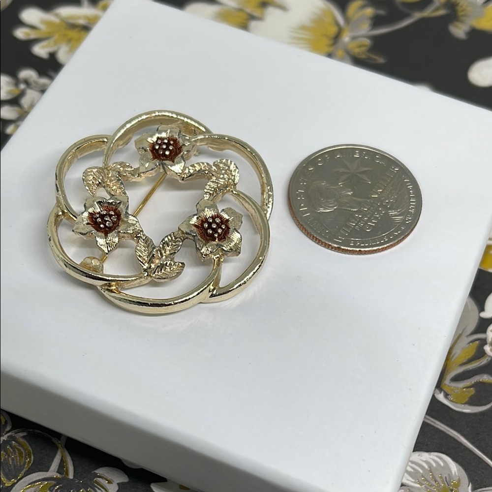 Sarah Coventry circa 1975 Elegant Gold tone  Floral Brooch pin - Picture 7 of 10
